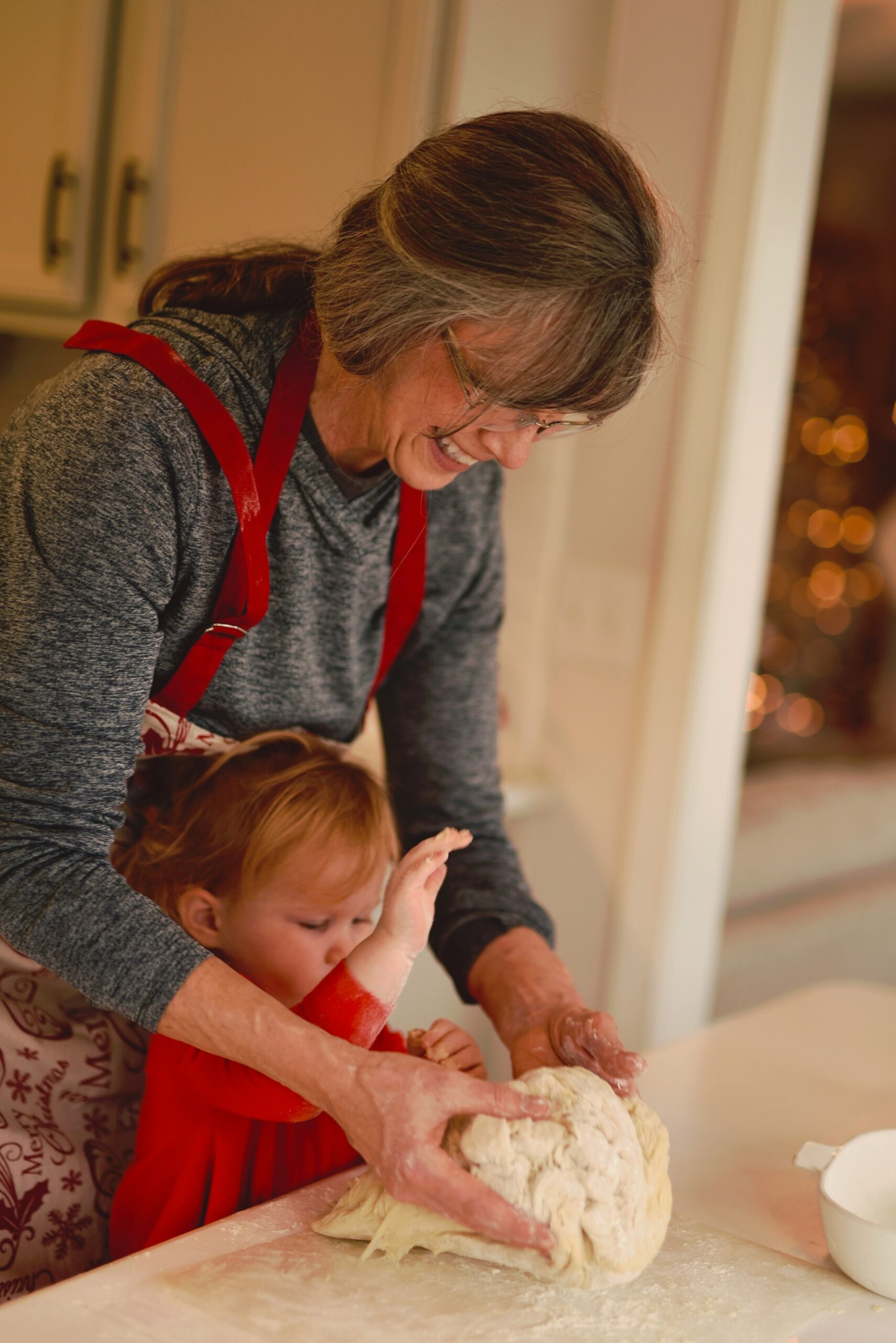 Abuela con nieta en cocina